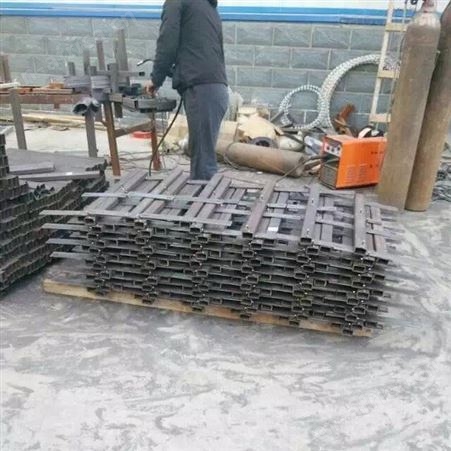 武威刺丝滚笼厂家 土字柱价格 加密柱 铁路护栏现货销售