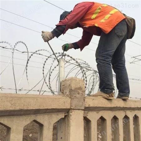 武威刺丝滚笼厂家 土字柱价格 加密柱 铁路护栏现货销售