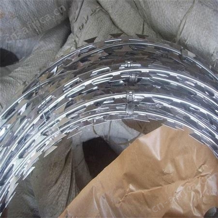 宝鸡蛇型刀片刺绳 圈地养殖篱笆刺绳_铁丝刺绳护栏网_刀片刺网实体厂家