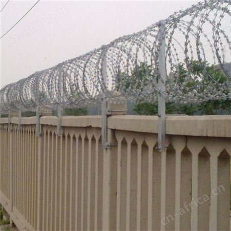 上饶高铁支架刺丝滚笼  现货直销生产安装